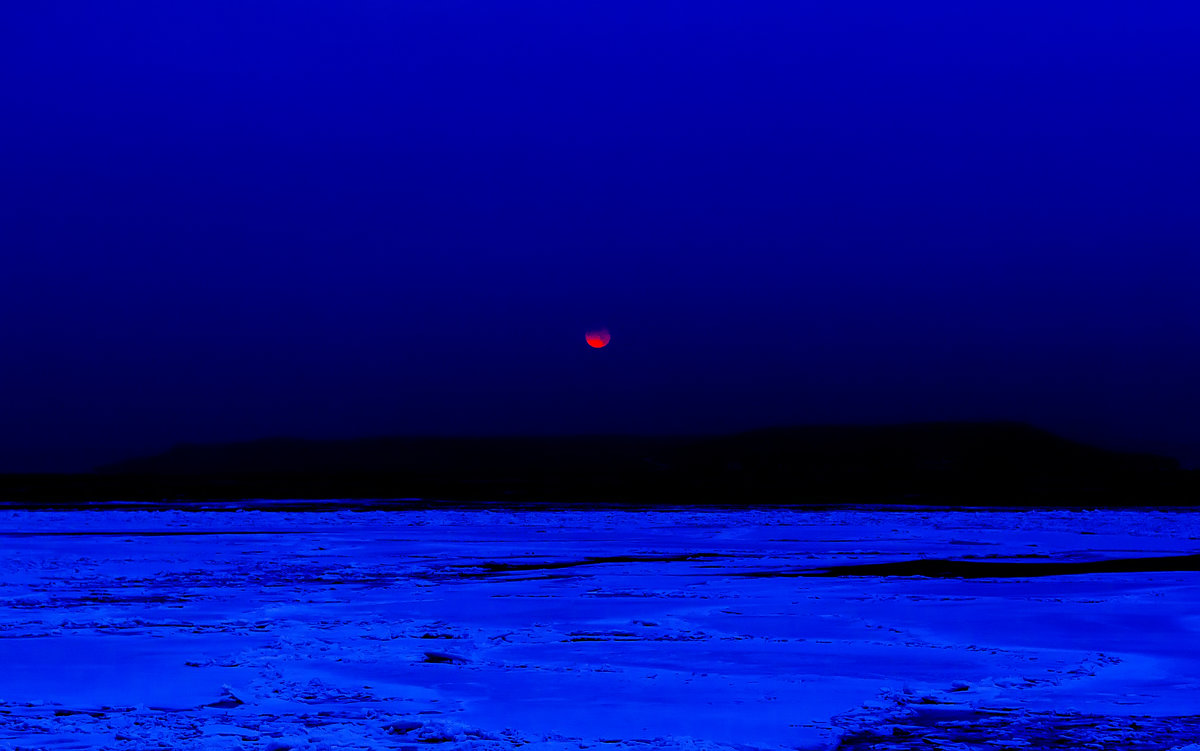 Закат красной луны над полуостровом Песчанный синим утром - Дмитрий Проскурин