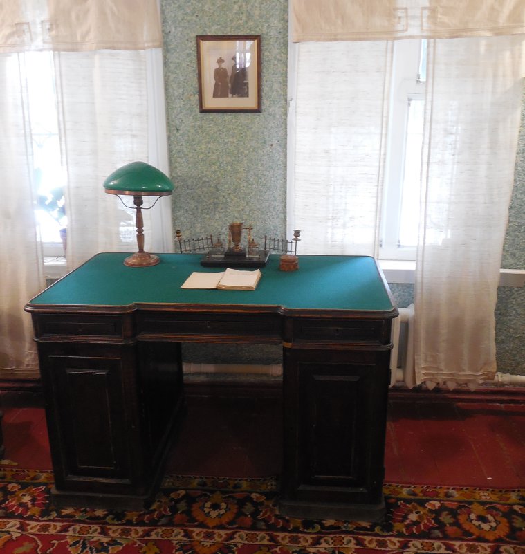 Письменный  стол  в доме Цветаевых - Мила 