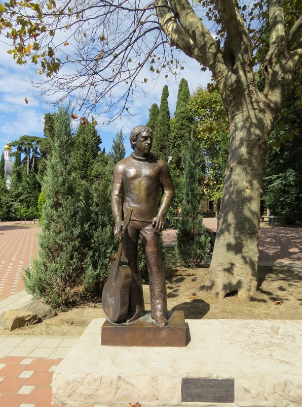 Памятник Высоцкому в парке Сочи - Вера Щукина