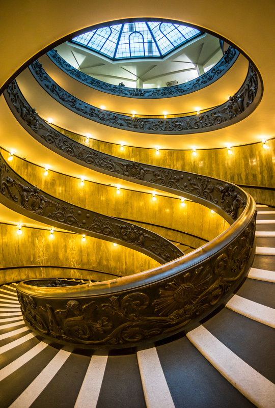 Лестница Момо в Ватикане (вид с боку). Из серии "VATICAN" - Ашот ASHOT Григорян GRIGORYAN
