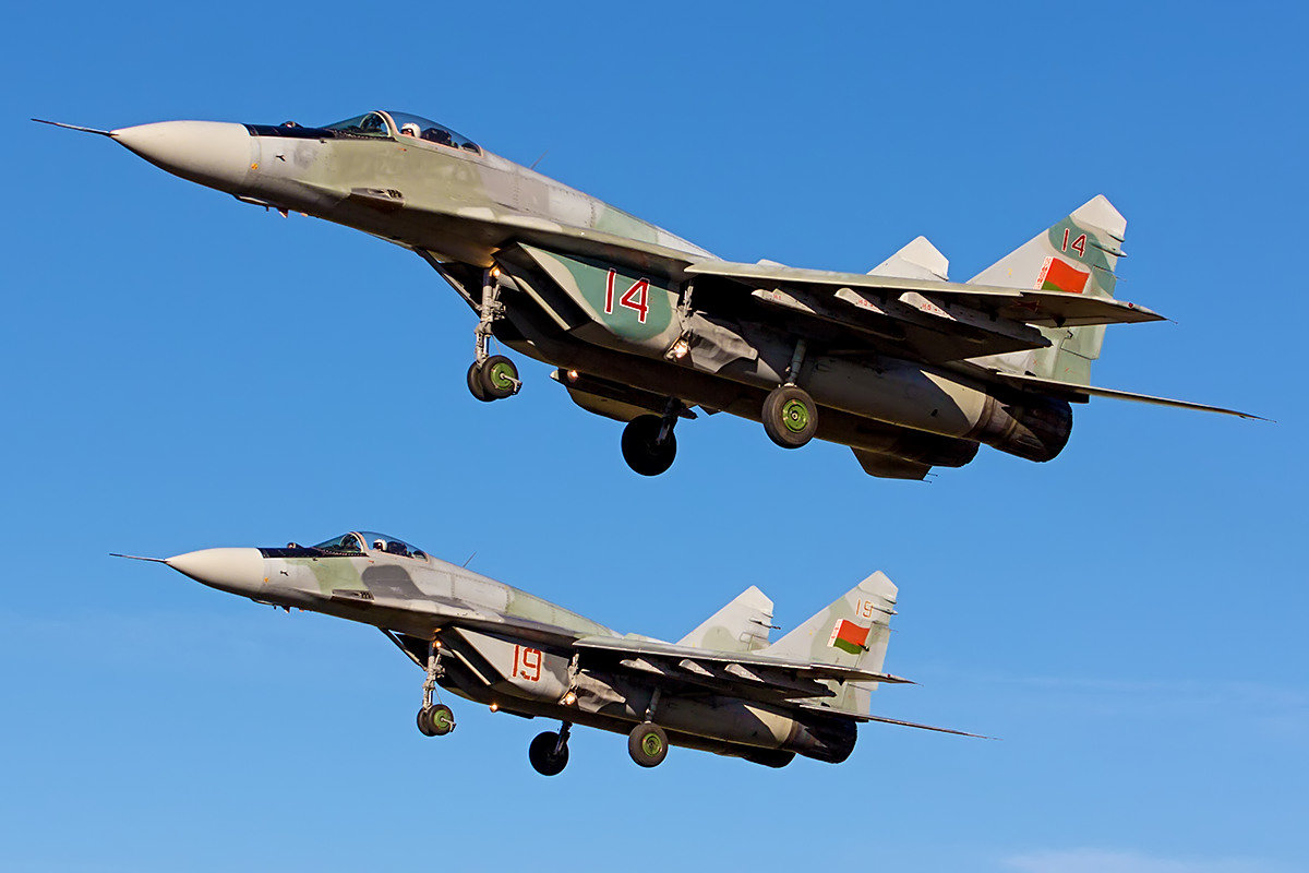 Посадка пары МиГ-29. Барановичи. 28 октября 2014 года - Сергей Коньков
