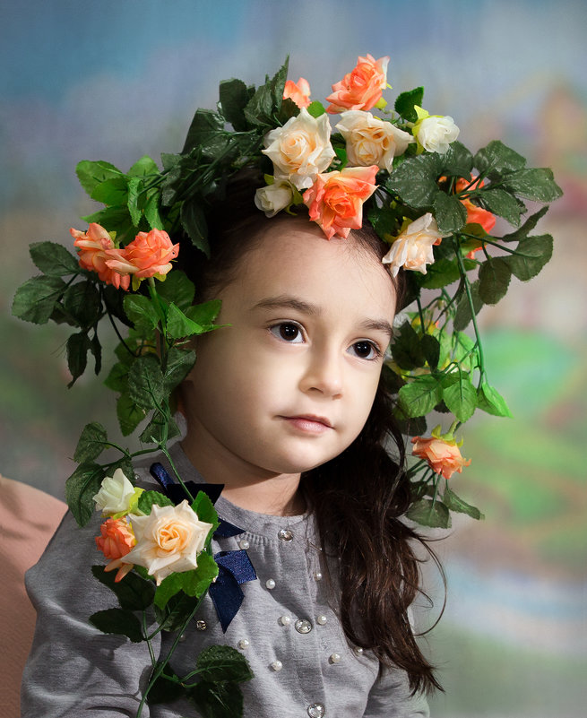 девочка с цветочным веночком на голове - Светлана Ясевич