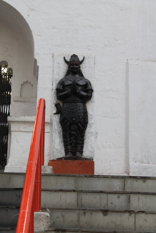 Пуна статуя перед входом в храм - maikl falkon 