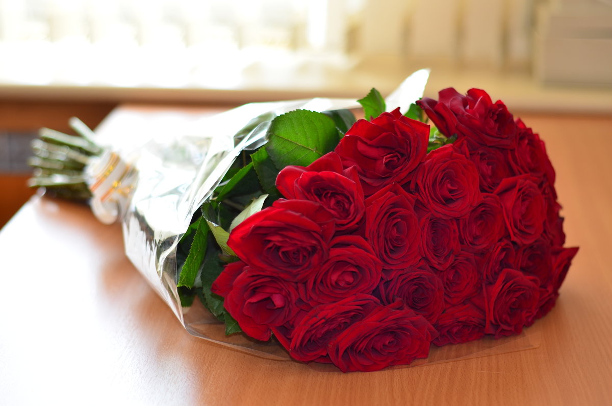 Букет роз на столе :: Сергей Тагиров – Социальная сеть ФотоКто