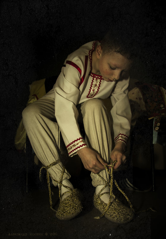 Мальчик, завязывающий лапти - Алексадр Мякшин