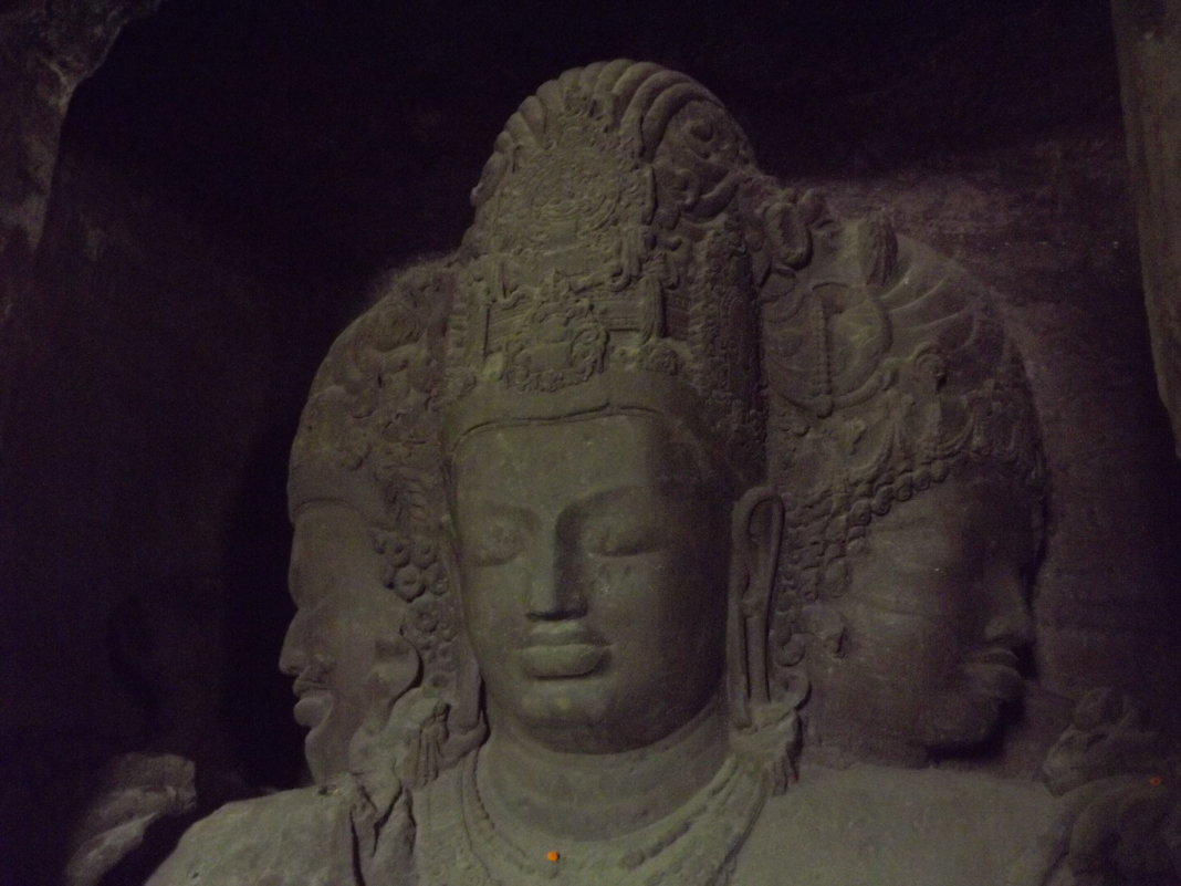 Шива Вишну Брахма  пещерный храм остров Элефант. - maikl falkon 