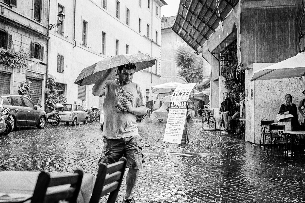В Риме дождь - Сергей Михайлов