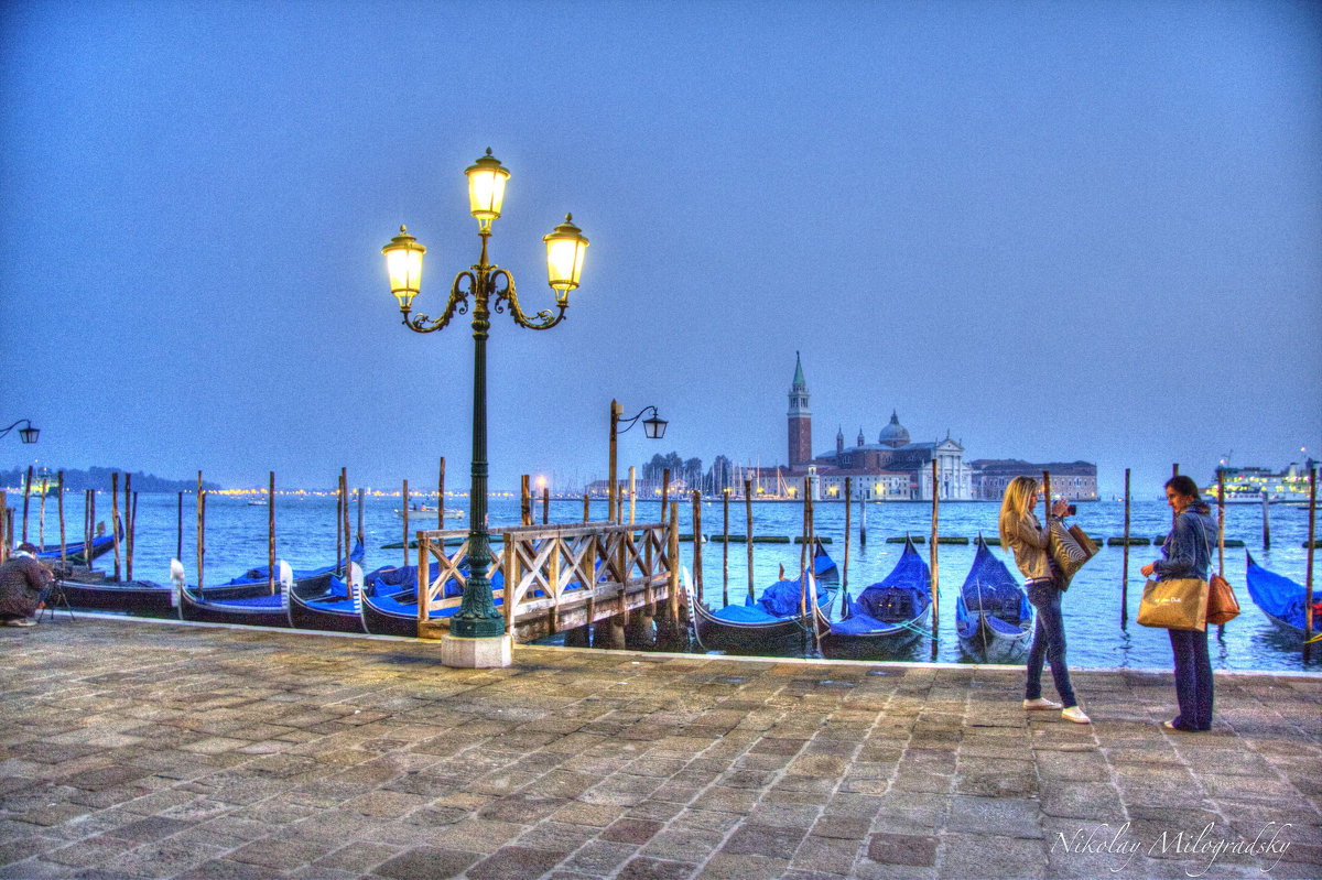 Гондолы спят и вечер в Венеции, Италия - Николай Милоградский