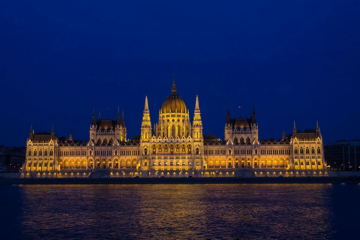 Будапешт. Здание Парламента с противоположного берега р. Дунай. - Надежда 