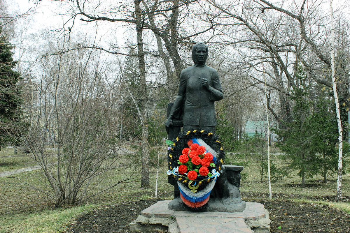 Памятник А.А. Ларионовой - раиса Орловская
