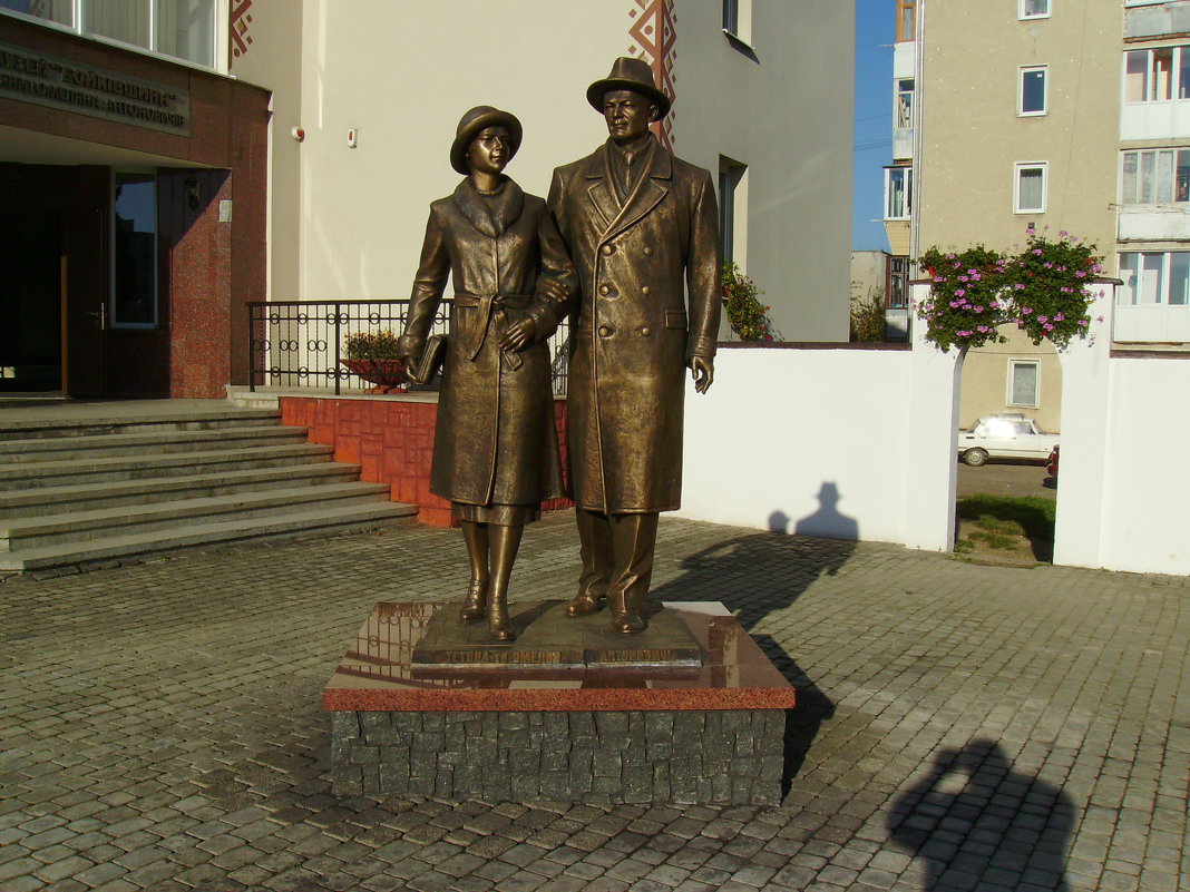 Памятник  Татьяне  и  Емельяну  Антоновичам  в  Долине - Андрей  Васильевич Коляскин