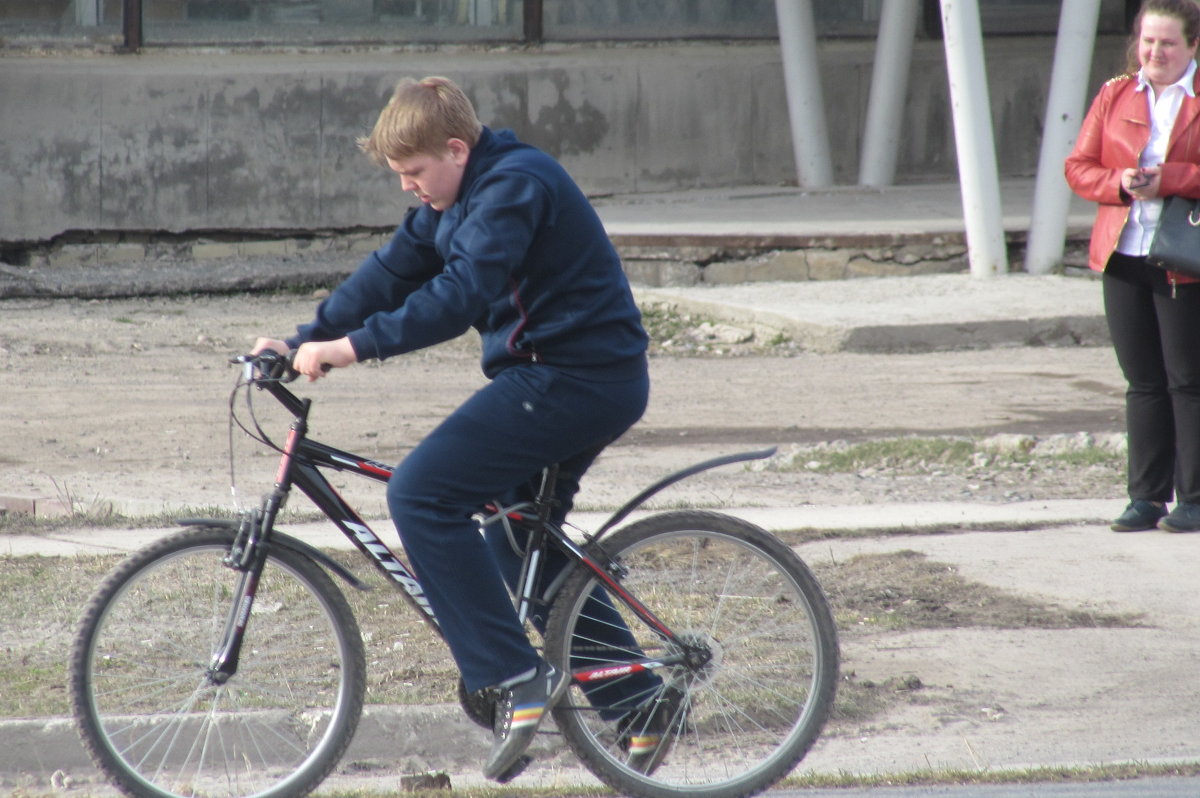 мальчик катается на велосипеди - константин Чесноков