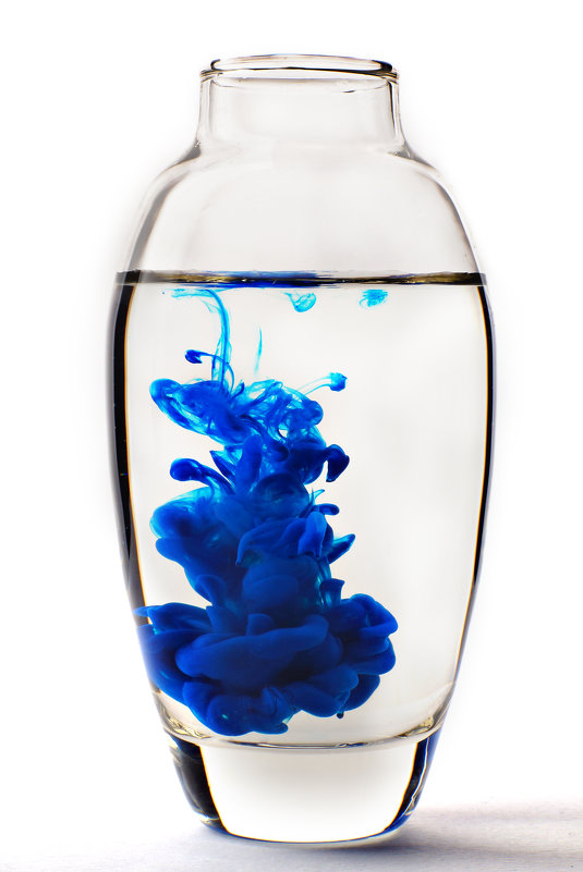Стеклянная ваза на белом фоне, внутри расплывается капля синей краски.объем - Елена Мордасова