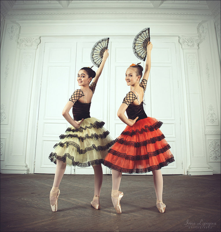 Две танцовщицы в испанских костюмах - Ирина Лепнёва