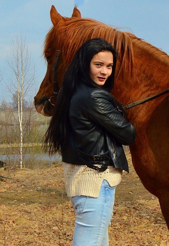 Красивая девушка и лошадь - Ольга Сусанова