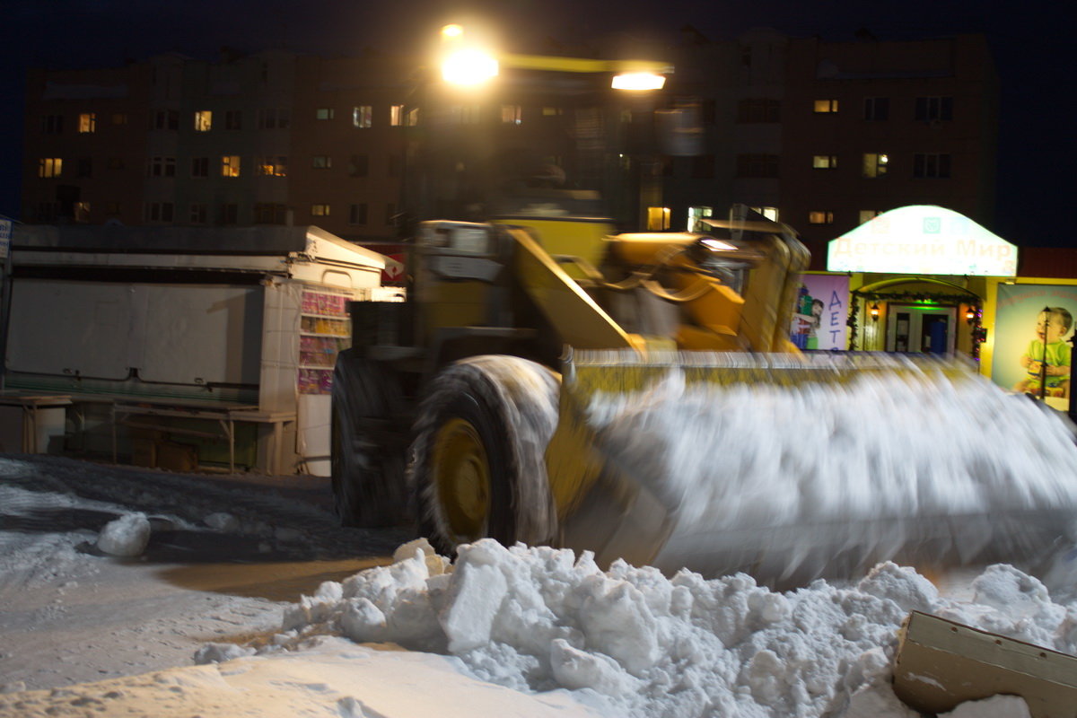 Снегоуборочная  техника убирает снег - людмила Миронова