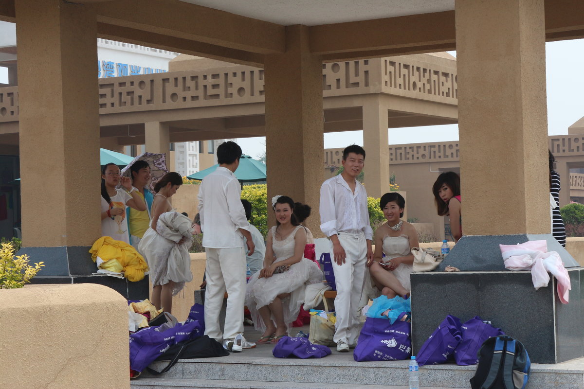 Бэйдайхэ, китайские женихи и невесты готовятся к фотосессии - Сергей Смоляр