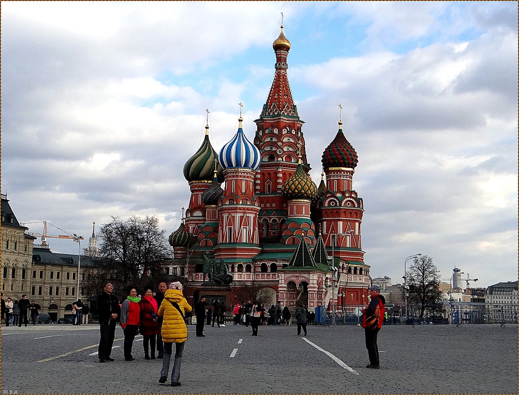 Храм Василия Блаженного с туристами Москва