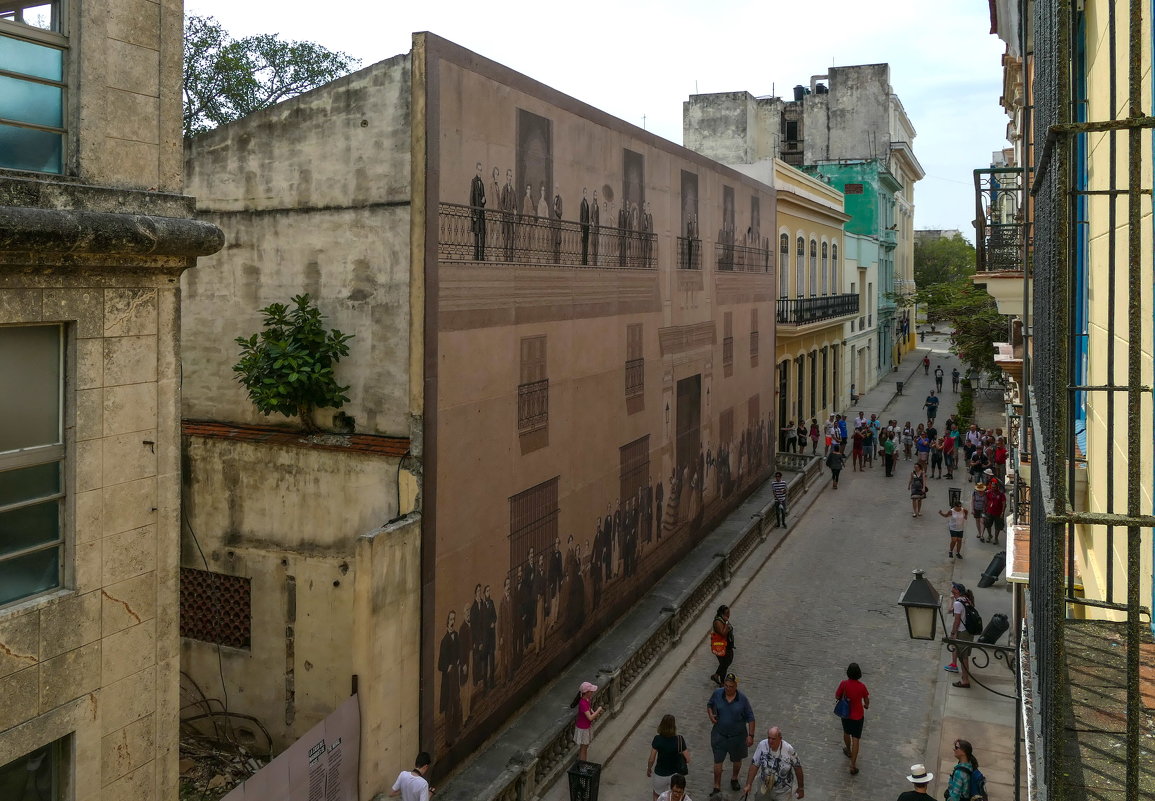 Граждане "прошлого времени" и настоящего ... (на снимке туристы, Гавана, Куба) - Юрий Поляков