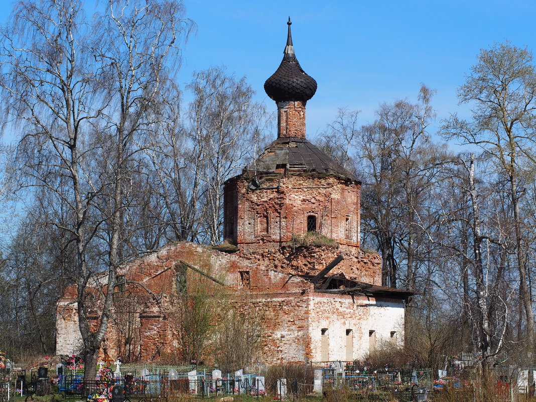 Старый храм на погосте - Сергей Михальченко