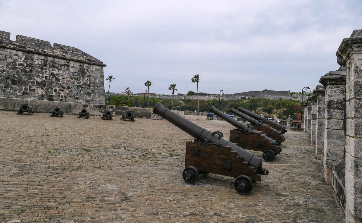 Пушки у крепости Ла-Фуэрcа (Гавана, Куба) - Юрий Поляков