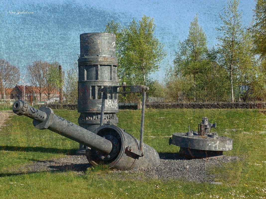 Арт-объект возле пристани - Nina Yudicheva