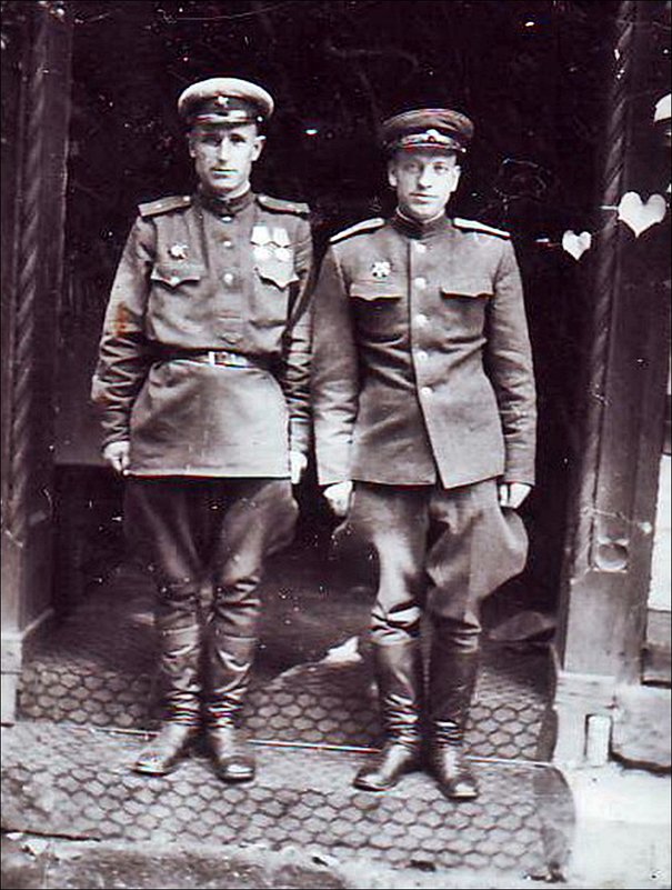 Младший лейтенант И.П. Чёрный и лейтенант Василий Алексеевич Гончаров. Берлин, май 1945 года - Нина Корешкова