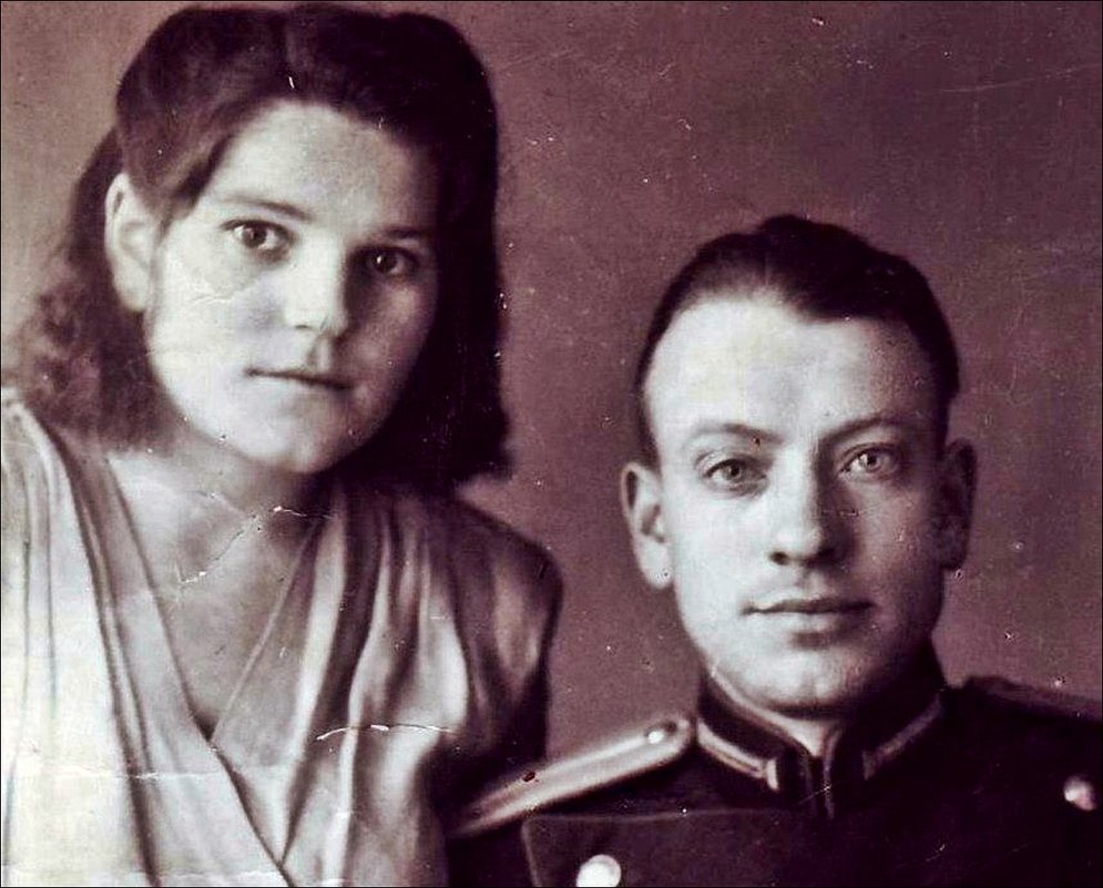 Мои родители - Раиса Панкратьевна и Василий Алексеевич Гончаровы. 1952 год - Нина Корешкова