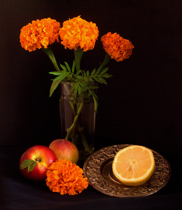 С оранжевыми цветами и фруктами - Алла Шапошникова