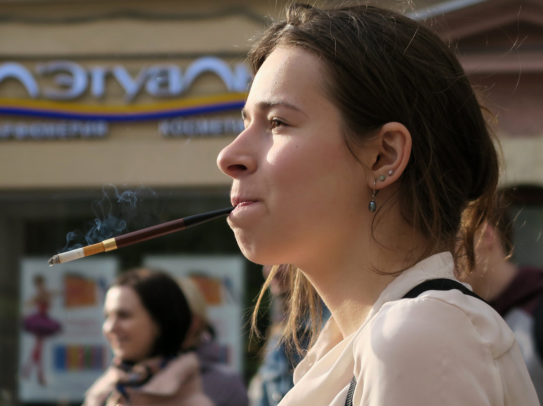 Девушка с сигаретой - Татьяна Нижаде