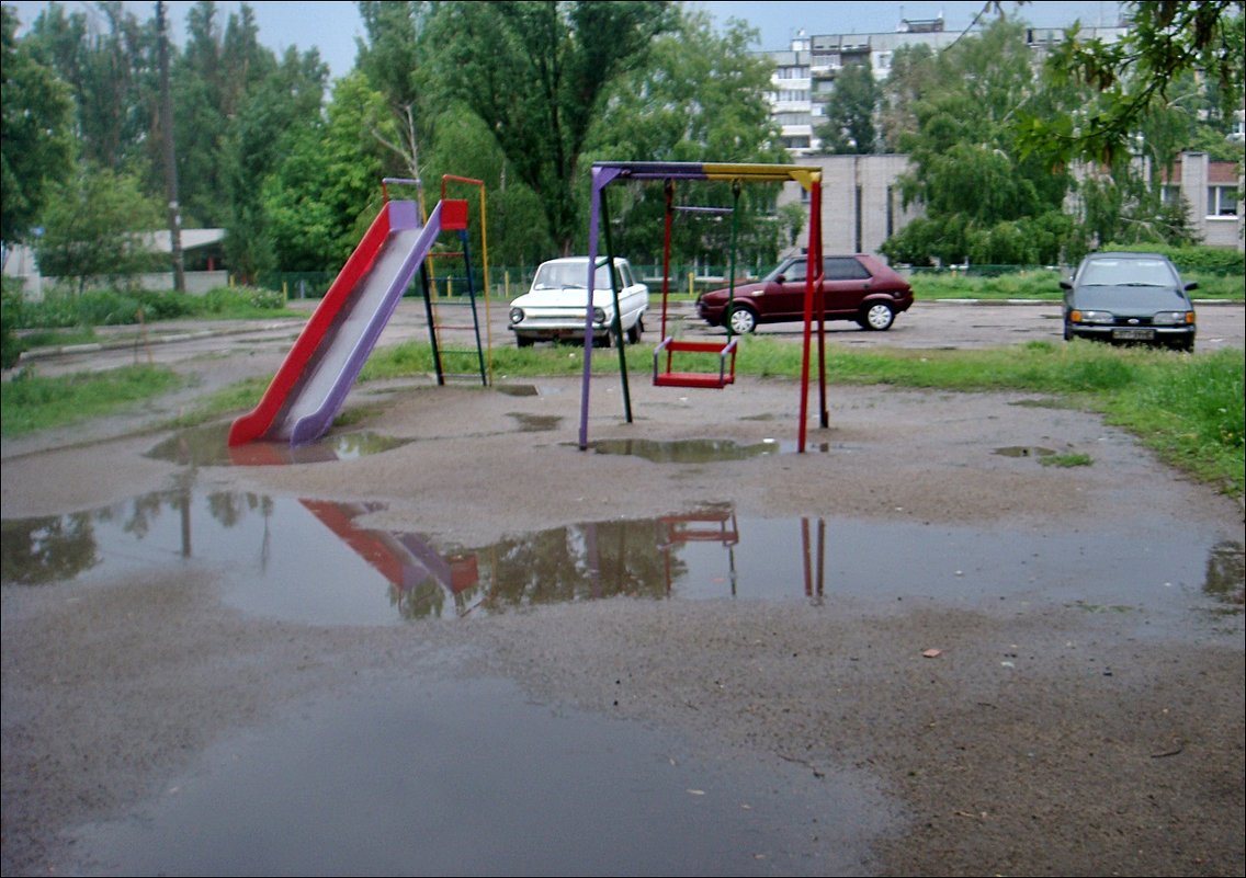 Лужи на детской площадке - Нина Корешкова