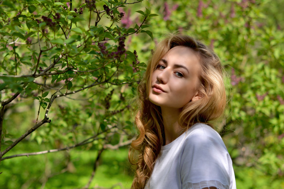 Красивая девушка в ботаническом саду - Юлия Шелухина