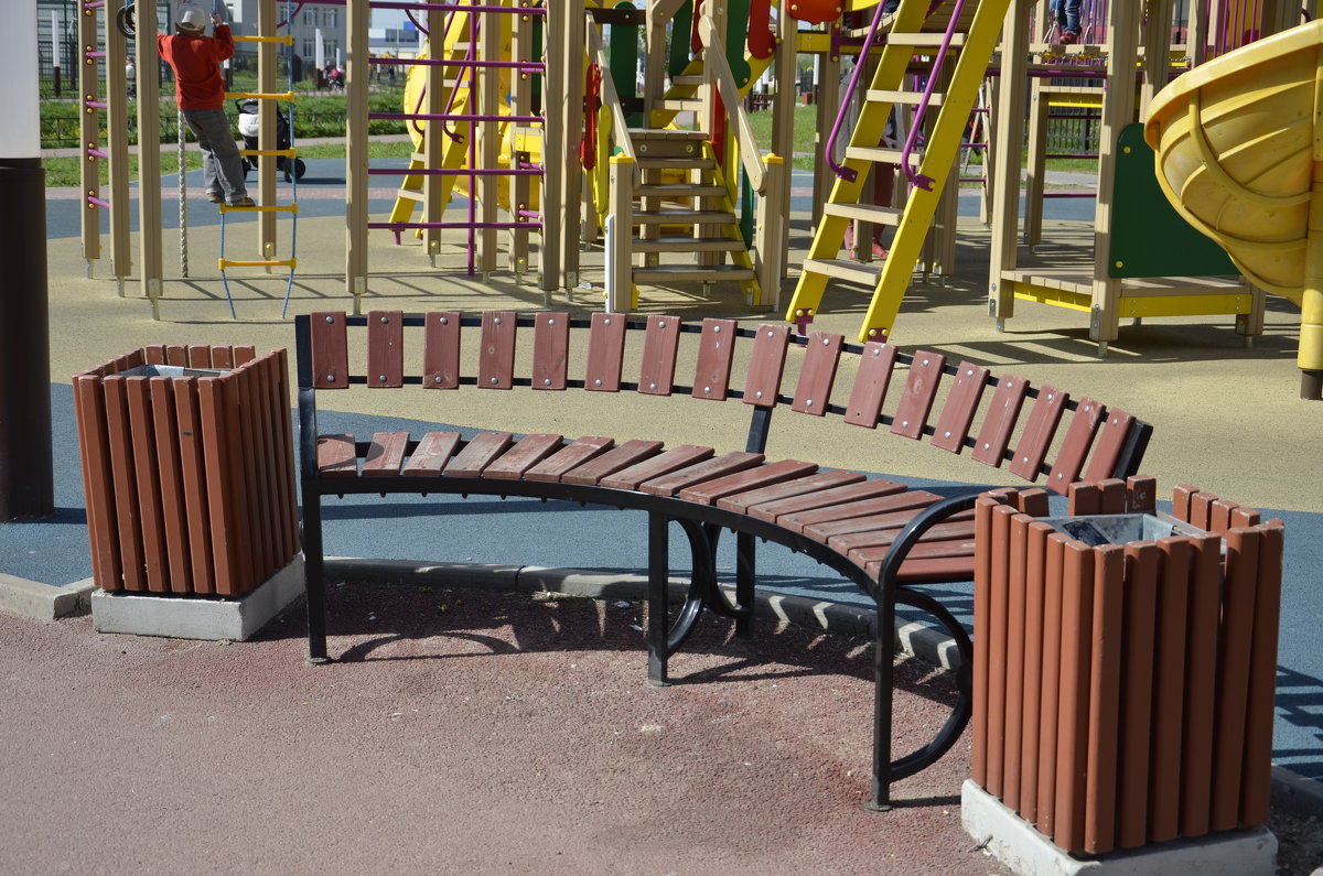 скамейка на детской площадке - Михаил Радин