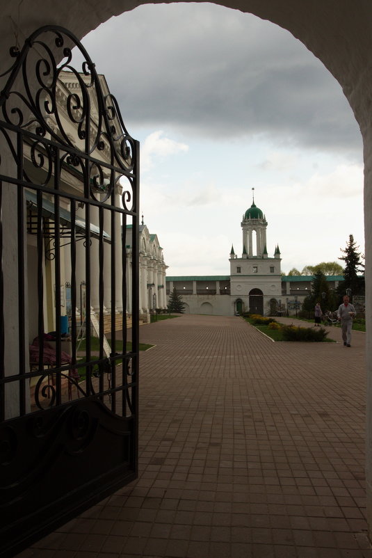 ""вход в монастырь - Александра 