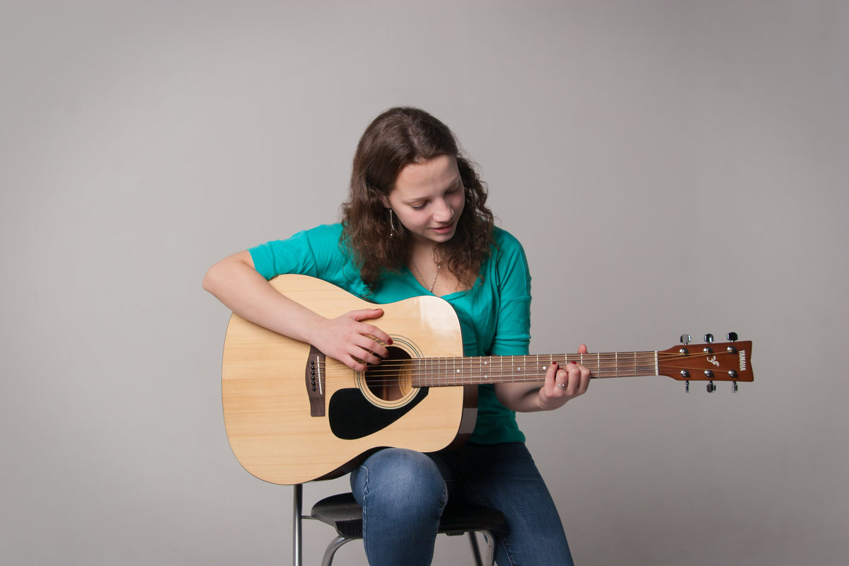 Девушка учится играть на гитаре - Андрей Новосёлов