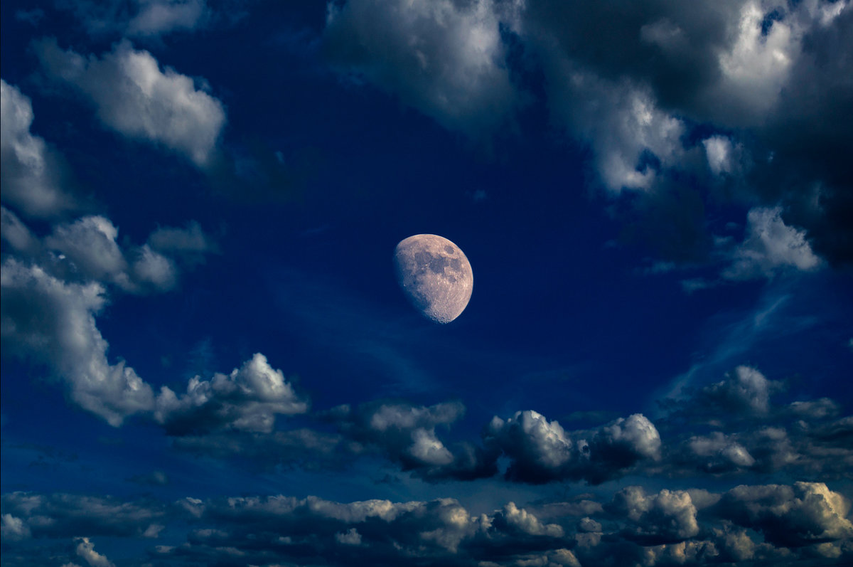 В окружение облаков Льёт луна холодный свет... - Анатолий Клепешнёв