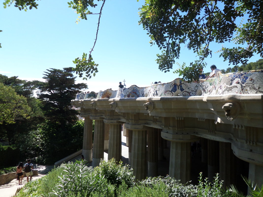 Знаменитая скамейка Гауди и зал 100 колон в  парке Гуэля, Испания. - Tamara *