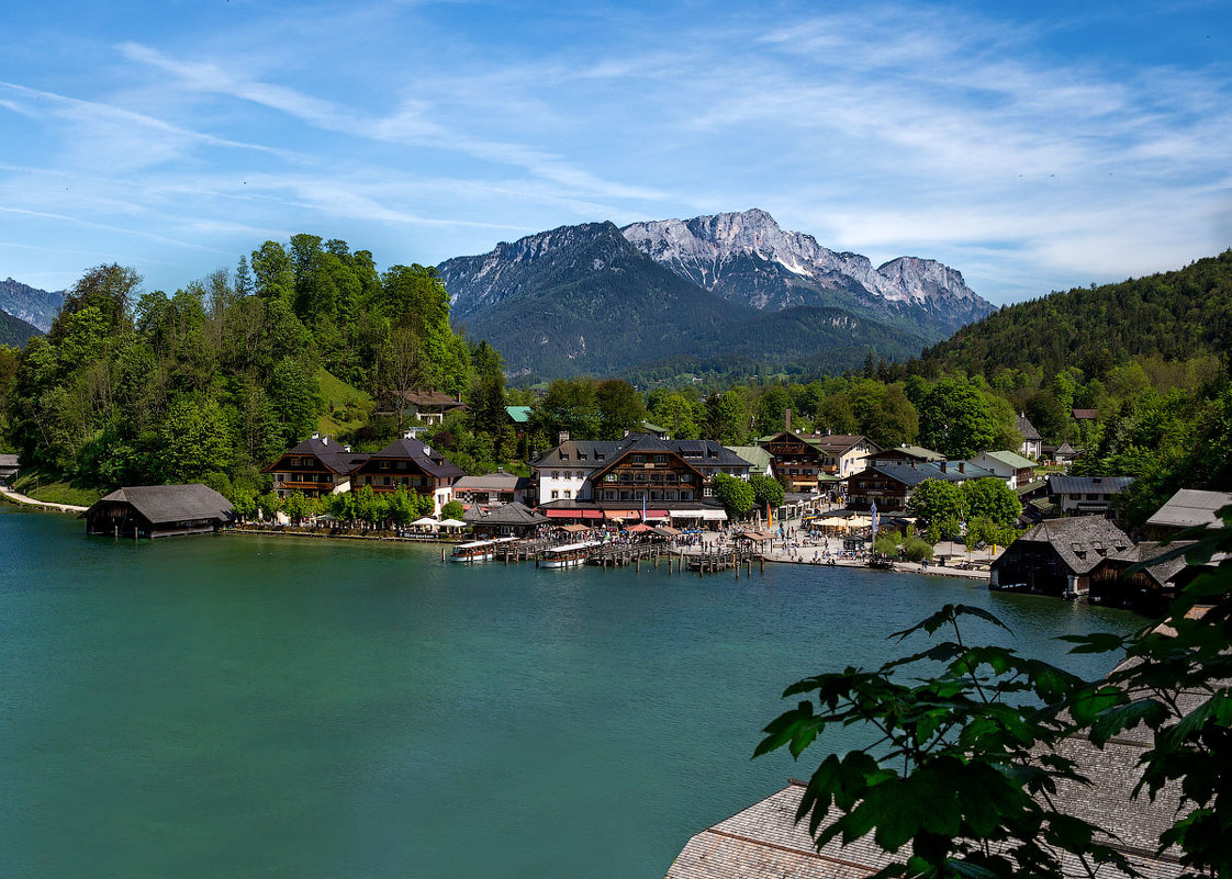 Вид на пристань горного озера в Альпах. - Eduard .
