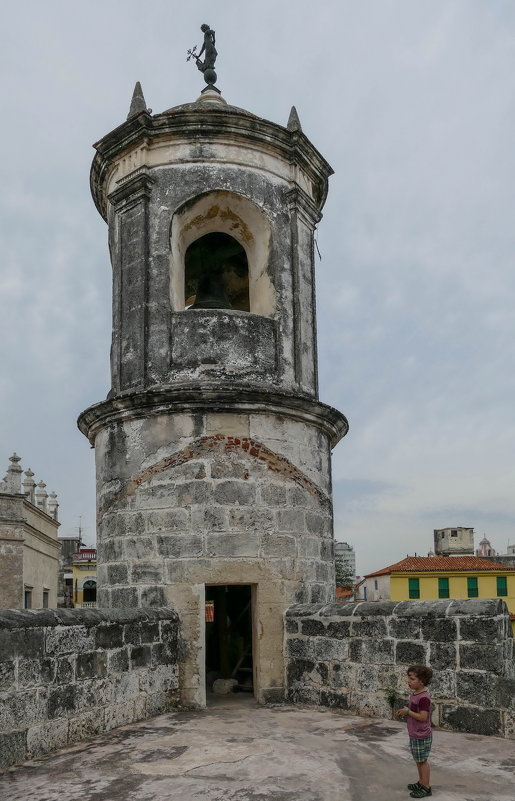 Юный турист на крыше крепости Ла Фуэрса (Гавана, Куба) - Юрий Поляков