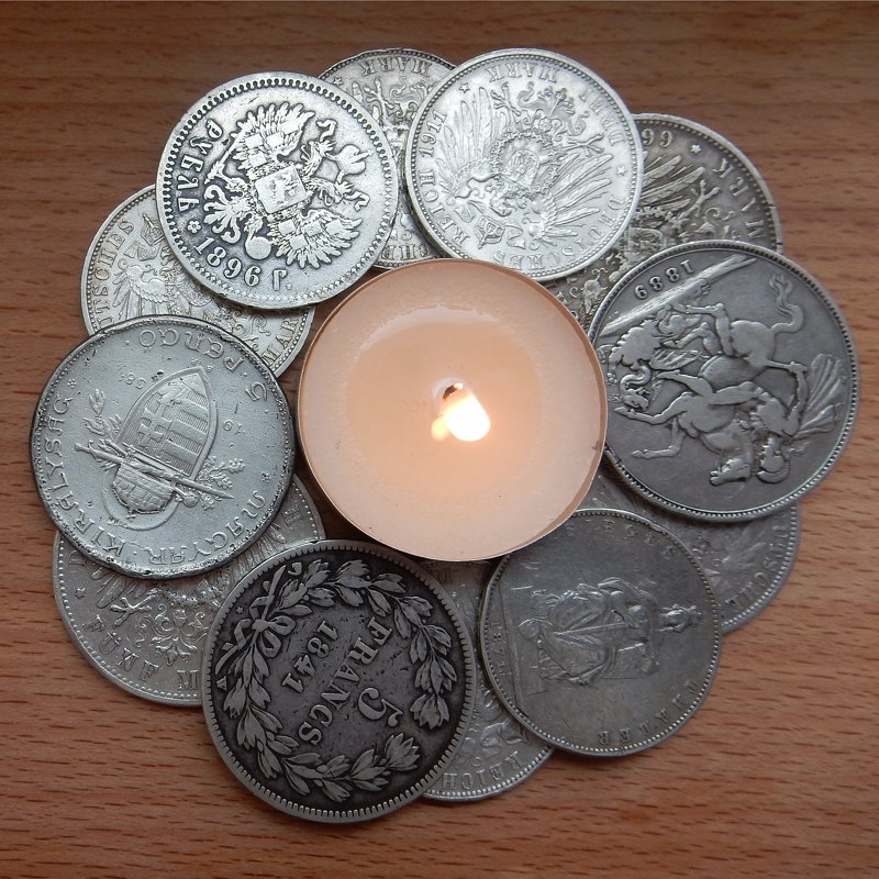Свеча и серебряные монеты - gold-silver-coins 