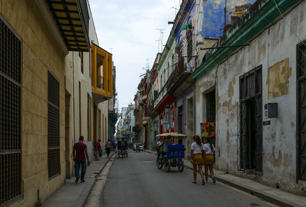 На одной из улочек Гаваны (Куба) - Юрий Поляков
