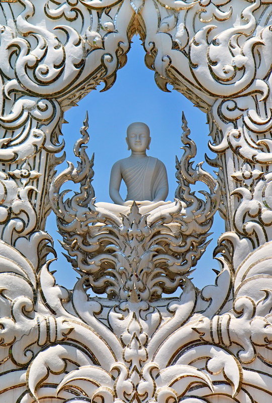 Будда в храме Ронг Кхун - Евгений Печенин