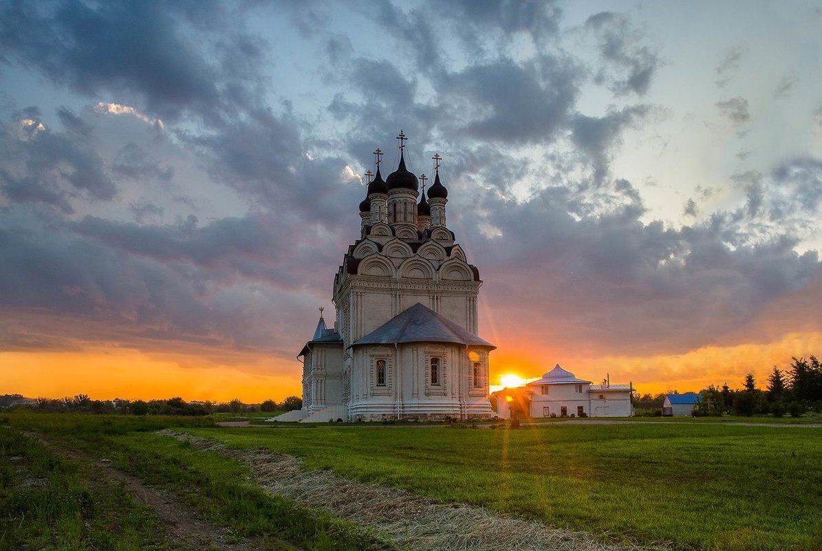 Храм Благовещения Пресвятой Богородицы в Тайнинском на закате дня - Евгений Голубев