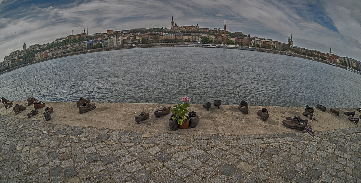 Памятник жертвам Холокоста в Будапеште - Борис Гольдберг