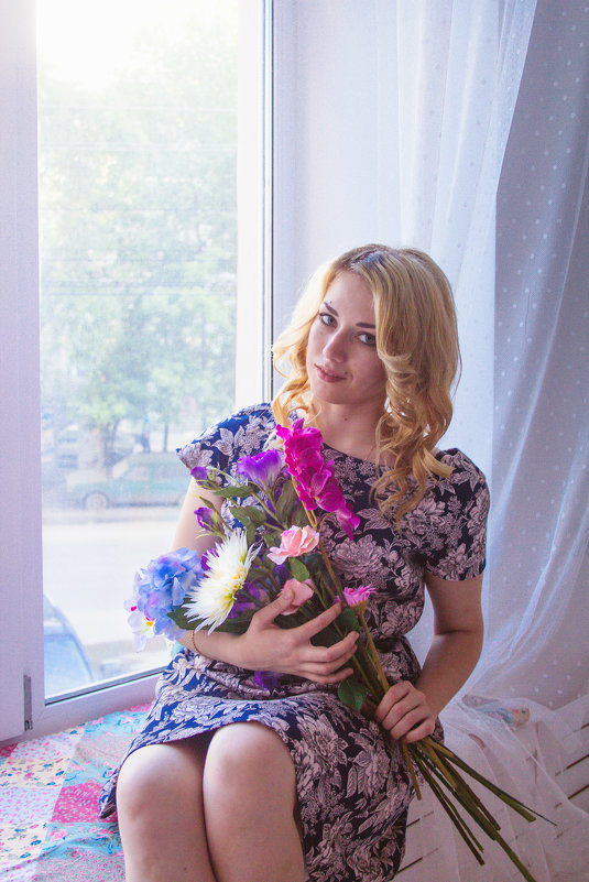 У окна - Анастасия Хорошилова