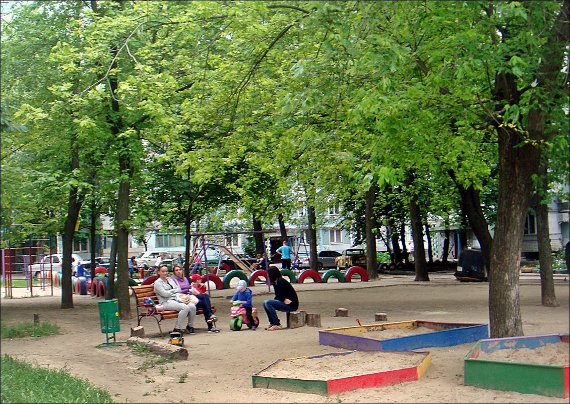 Июньским днём на детской площадке - Нина Корешкова