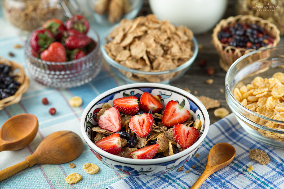 Завтрак с ягодами, мюслями и молоком - Ирина Лепнёва