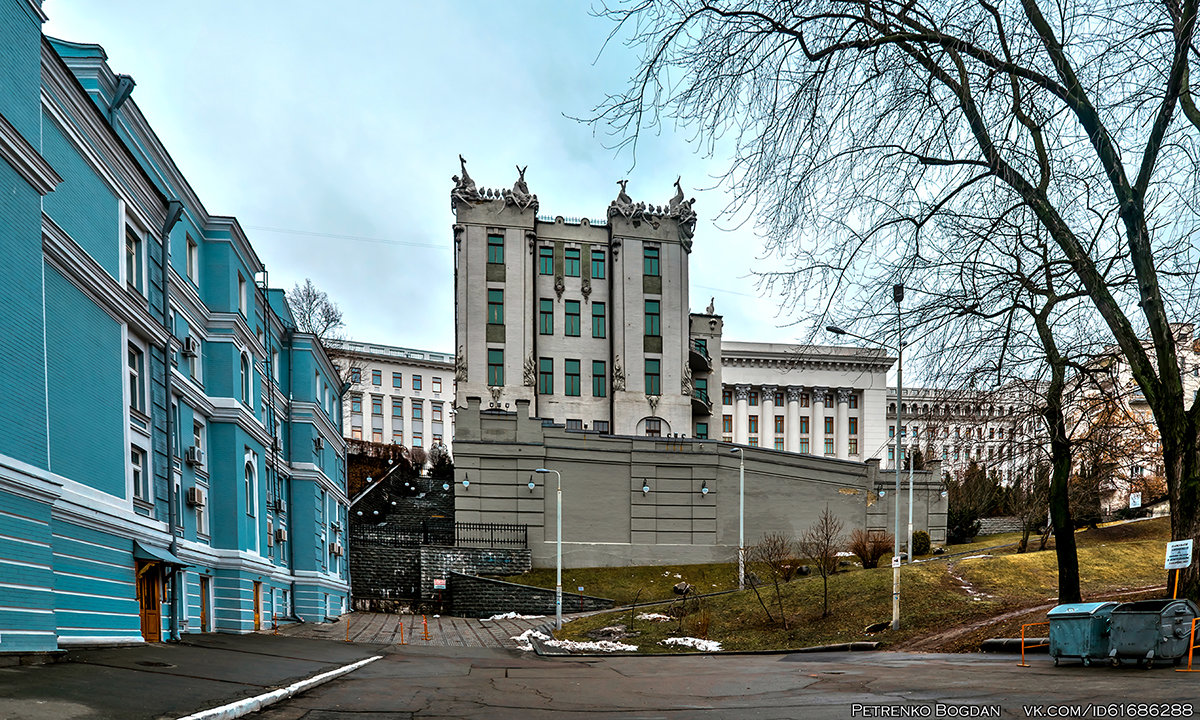 Архитектура Киева. На среднем плане - Дом с химерами. На заднем плане - Администрация президента - Богдан Петренко