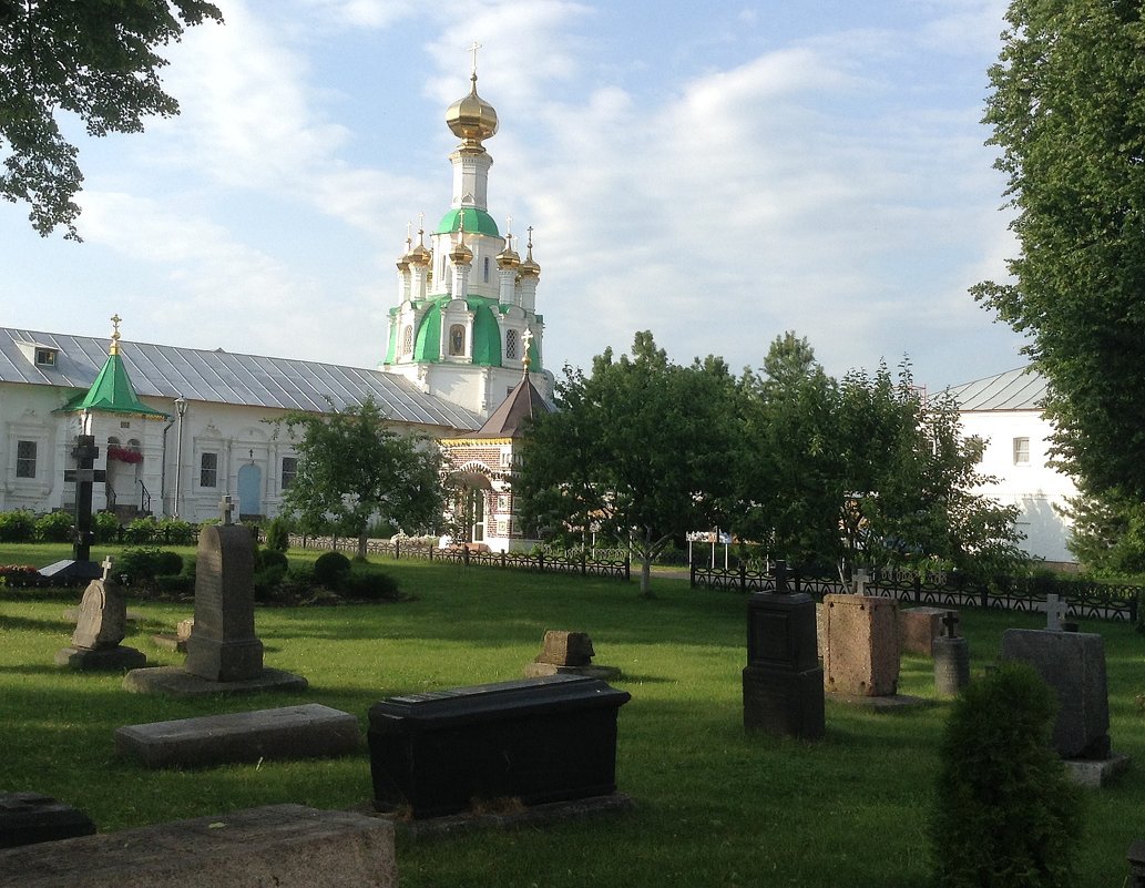 На территории Толгского женского монастыря в Ярославле - Natalia Harries
