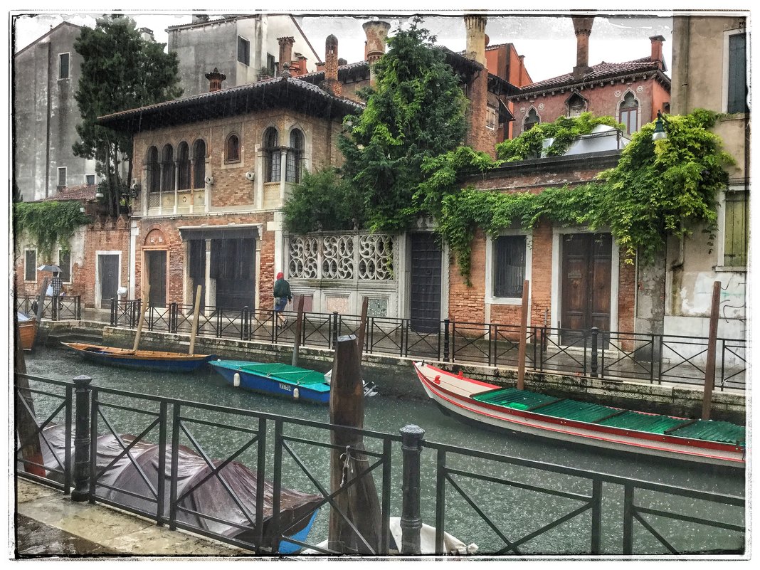 Просто улица и дом на канале в Венеции - Николай Милоградский